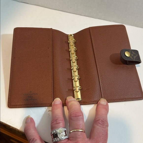 Louis Vuitton Monogram Agenda/ Passport Holder
Date Code SP0090
4” x 6” - Picture 8 of 11